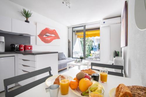 une cuisine avec une table et une assiette de fruits dans l'établissement Les pins d'azur, à La Grande Motte