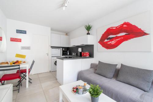 un salon et une cuisine avec un canapé et une table dans l'établissement Les pins d'azur, à La Grande Motte