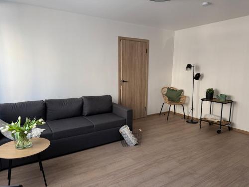 Ruang duduk di Comfy Center Apartment