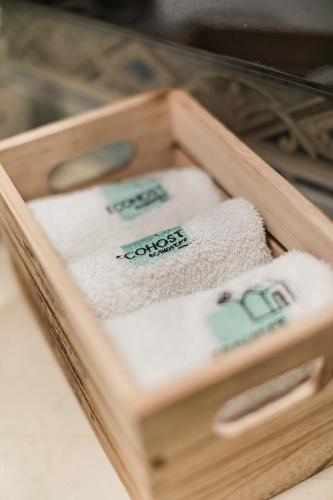 a wooden box with towels in it on a table at Beach&Golf - EcoHost - T2 com estacionamento, perto da praia e golf em Vila Nova de Gaia in Arcozelo