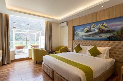 una camera d'albergo con un letto e una grande finestra di Bhotekoshi Heli Resort a Phalāmsāngu