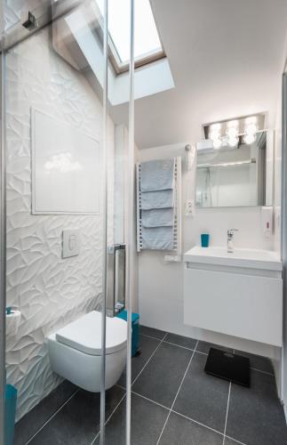 une salle de bain avec toilettes et lavabo dans l'établissement La Maisonnette Alsacienne, à Schiltigheim