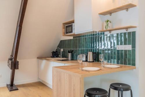 Kuchyň nebo kuchyňský kout v ubytování Appartement une chambre atypique