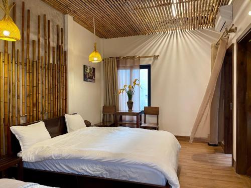 Kỳ VĩTrang An Cuisine & Homestay的一间卧室，里面有一张床、一张桌子和一扇窗户