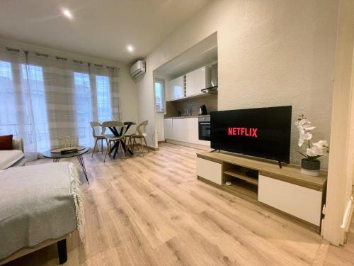 Il comprend un salon avec une télévision et une cuisine. dans l'établissement 2 min Rois de majorque, Netflix, air conditioning, à Perpignan