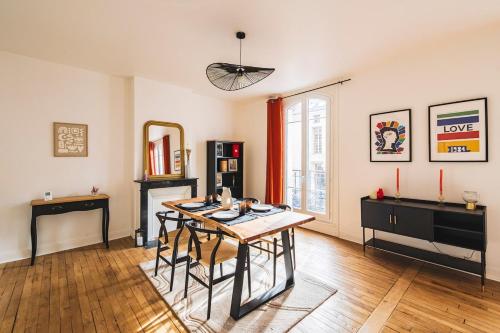un salon avec une table et une cheminée dans l'établissement Élégance Moderne au Cœur de Reims place du forum, à Reims
