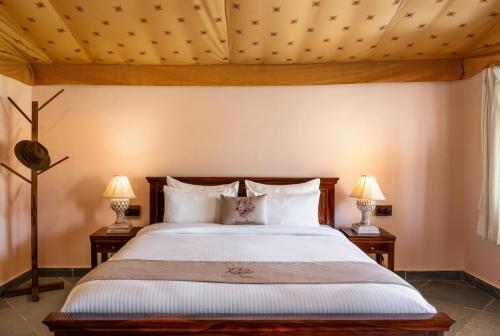 Giường trong phòng chung tại Dera Jawai - Best Safari Lodge in Jawai Bandh