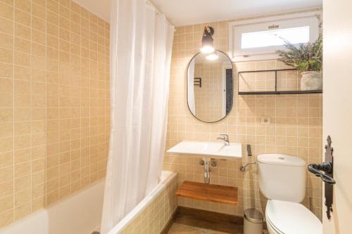 une salle de bain avec toilettes, lavabo et miroir dans l'établissement La Maison de Tartas, à Palau-de-Cerdagne