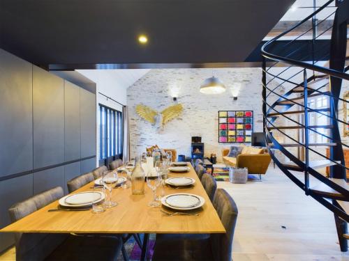 une salle à manger avec une longue table et des chaises dans l'établissement Jolie maison pour 6 - Jacuzzi - proche de la mer, à Saint-Gilles-Croix-de-Vie