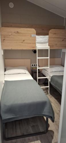 deux lits superposés dans une petite pièce avec dans l'établissement Canet-en-Roussillon, à Canet