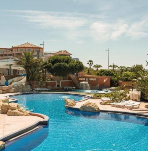 - une piscine d'eau bleue dans un complexe dans l'établissement Canet-en-Roussillon, à Canet