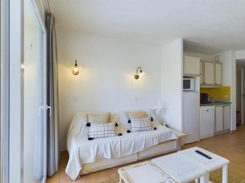 un salon avec un lit et une table dans l'établissement 450m de la plage, appartement en résidence pour 4, à La Baule-les-Pins