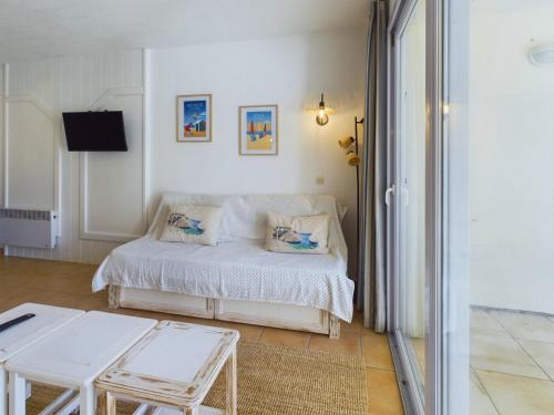 une chambre avec un lit avec deux chaises et une table dans l'établissement 450m de la plage, appartement en résidence pour 4, à La Baule-les-Pins