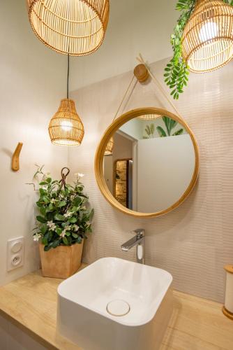 une salle de bain avec un lavabo blanc et un miroir dans l'établissement Luxurious 7p Suite with SAUNA, near PARIS, Metro 4, à Bagneux