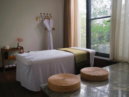 Katil atau katil-katil dalam bilik di Liyang Meijie Mountain Hotspring Resort Hotel