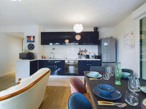 une cuisine et une salle à manger avec une table et des chaises dans l'établissement Séjour à 4, Gare et Lajarrige, Grande terrasse, à La Baule-les-Pins