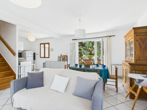 un salon avec un canapé et une table dans l'établissement Maison pour 6 en bord de mer - Jardin et piscine, à Pléneuf-Val-André