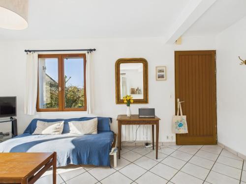 - une chambre avec un lit bleu, une table et un miroir dans l'établissement Maison pour 6 en bord de mer - Jardin et piscine, à Pléneuf-Val-André