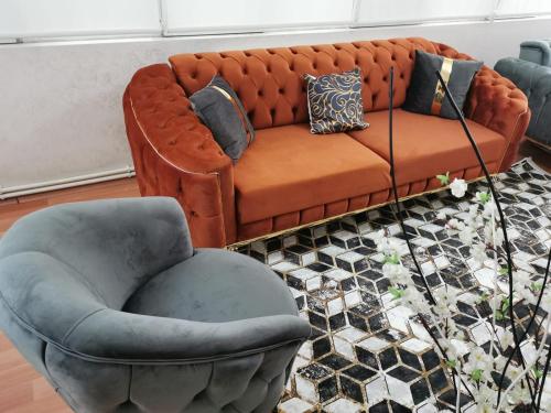 a couch and a chair in a living room at 2 EGE Üniversite ve Hastanesi YAKINI , Aileye ve Firma Çalışanlarına uygun in Burunabat