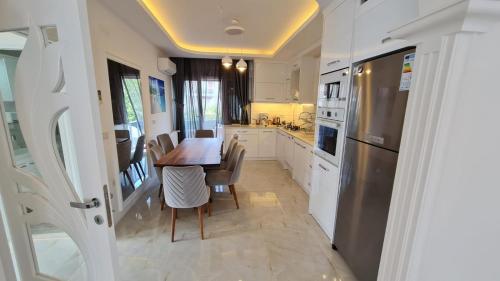Η κουζίνα ή μικρή κουζίνα στο Villas with Pool, Turkish Bath & Forest View near Antalya