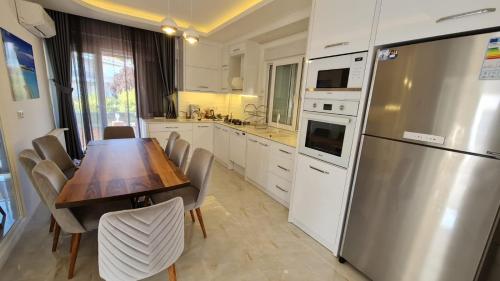 Η κουζίνα ή μικρή κουζίνα στο Villas with Pool, Turkish Bath & Forest View near Antalya