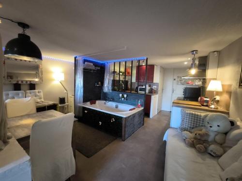 une grande salle de bain avec une baignoire et un lavabo dans l'établissement Love-room Discret 40 m2 Bormes les mimosas village avec Terrasse, à Bormes-les-Mimosas