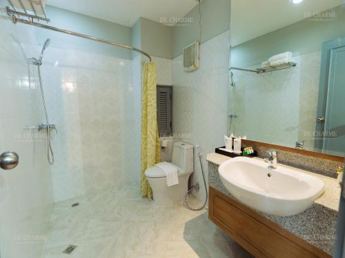 チェンマイにあるDecharme Hotel-SHA Plusのバスルーム(洗面台、トイレ、シャワー付)