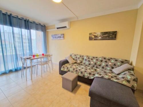 un salon avec un canapé et une table dans l'établissement 4REG1- Appartement T2 situé au cœur de la Station Balnéaire, à Canet