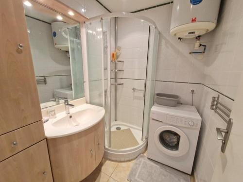 une salle de bain avec douche et machine à laver dans l'établissement 4REG1- Appartement T2 situé au cœur de la Station Balnéaire, à Canet