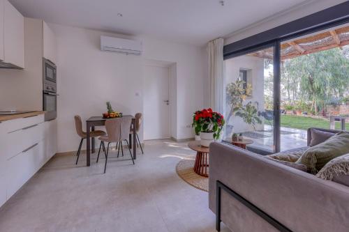 un salon avec un canapé et une table dans l'établissement Fleur d'Oranger - Climatisée, à proximité des plages, à La Ciotat