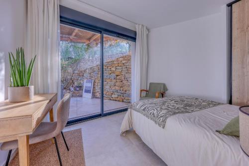 une chambre avec un lit, un bureau et une fenêtre dans l'établissement Fleur d'Oranger - Climatisée, à proximité des plages, à La Ciotat