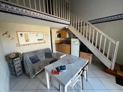 拉努韦勒港Maison de vacances à la mer的客厅里有一张沙发和一张桌子。