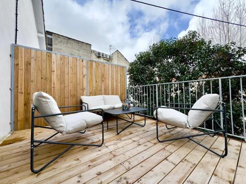 un patio avec deux chaises et une table sur une terrasse dans l'établissement LOFT - 10 min du centre ville - Terrasse - Parking, à Montpellier