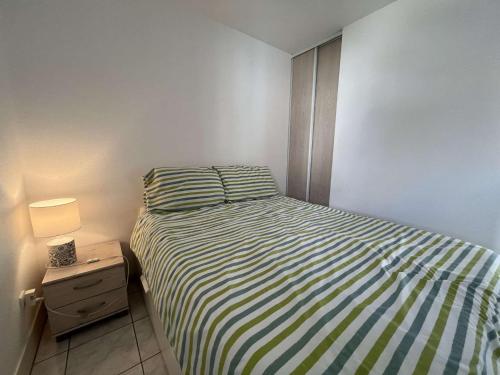 une petite chambre avec un lit et une table de chevet dans l'établissement Appt 2 pièces 4 couchages CAP D 'AGDE CT590-233, au Cap d'Agde