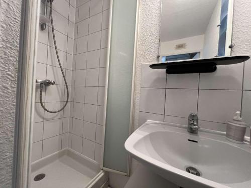 une salle de bain blanche avec une douche et un lavabo dans l'établissement Appt 2 pièces 4 couchages CAP D 'AGDE CT590-233, au Cap d'Agde