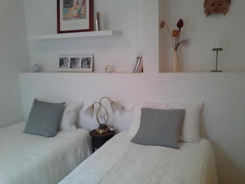 2 nebeneinander sitzende Betten in einem Schlafzimmer in der Unterkunft Apartment 241 in Gran Alacant