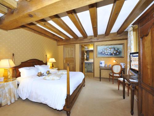 Katil atau katil-katil dalam bilik di Kyriad Saumur Hyper Centre Hôtel, Appartements, Séminaires et SPA soins Sothys Paris