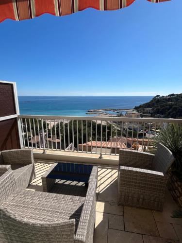 d'un balcon avec des chaises et une vue sur l'océan. dans l'établissement Studio vue Mer, à Carry-le-Rouet