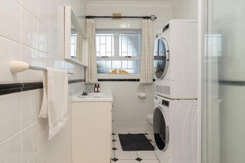 Et badeværelse på Moonlit Tides Cottage