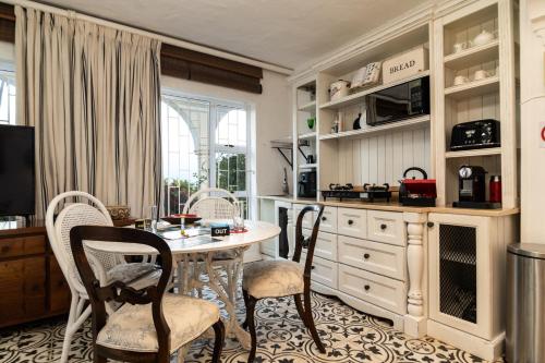 Køkken eller tekøkken på Moonlit Tides Cottage