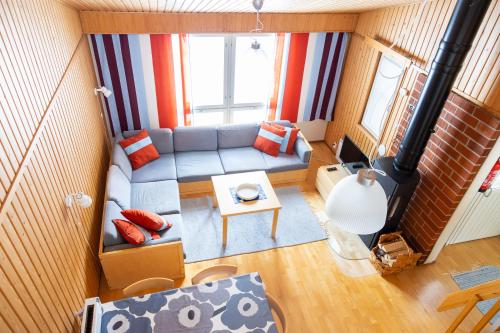 an overhead view of a living room with a couch at Lomakatti Apartments in Vuokatti