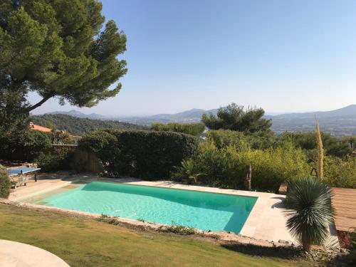 une piscine dans un jardin avec vue dans l'établissement Le Mas de La Calabro, à La Valette-du-Var