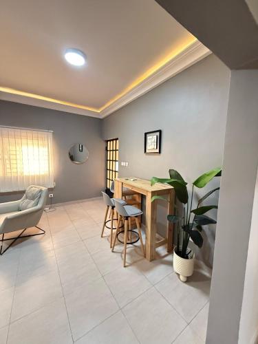 un soggiorno con tavolo e sedie in legno di The towers shortlets a Douala