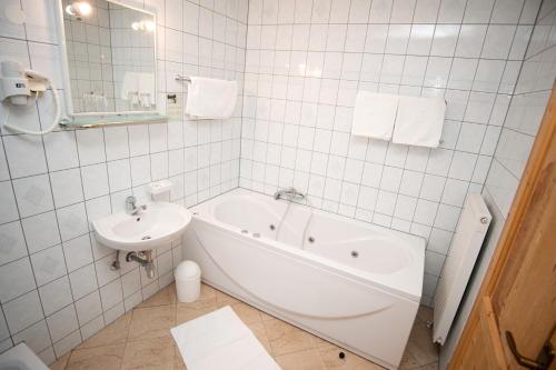 Ένα μπάνιο στο Hotel Adria Ski