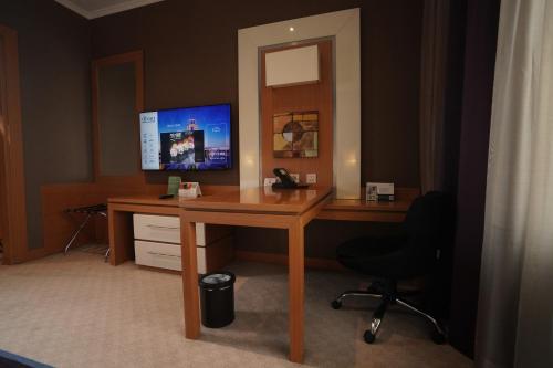 an office with a desk with a computer on it at Divan Erbil Hotel in Erbil