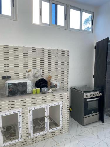 eine Küche mit Herd und Arbeitsplatte in der Unterkunft Fassinou in Cotonou