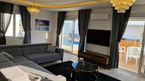 Μια τηλεόραση ή/και κέντρο ψυχαγωγίας στο Villas with Pool, Turkish Bath & Forest View near Antalya
