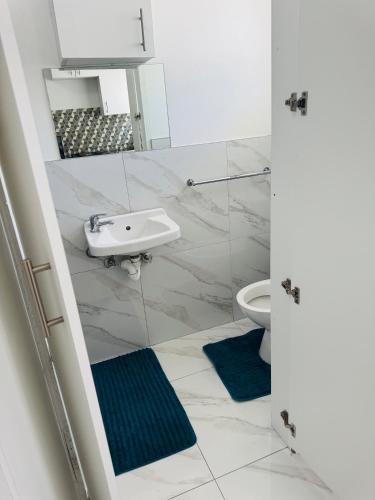 un baño con lavabo e inodoro en Mila Lodge 2, en Ciudad del Cabo