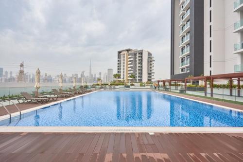 a large swimming pool on top of a building at Elegant Cozy Stu Luxury Stay 10 Min Dubai Mall in Dubai