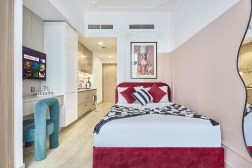 a bedroom with a bed with a red head board at Elegant Cozy Stu Luxury Stay 10 Min Dubai Mall in Dubai
